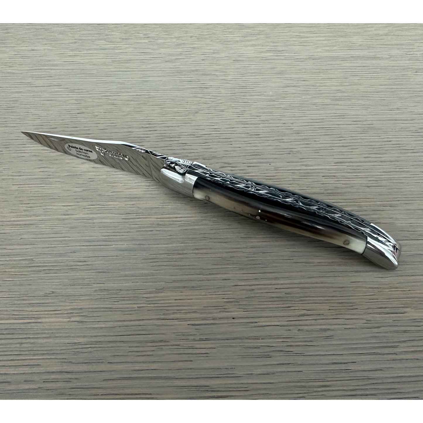 Laguiole en Aubrac Cuchillo multiusos hecho a mano de doble placa con refuerzos brillantes, mango de cuerno sólido, 4.75 pulgadas