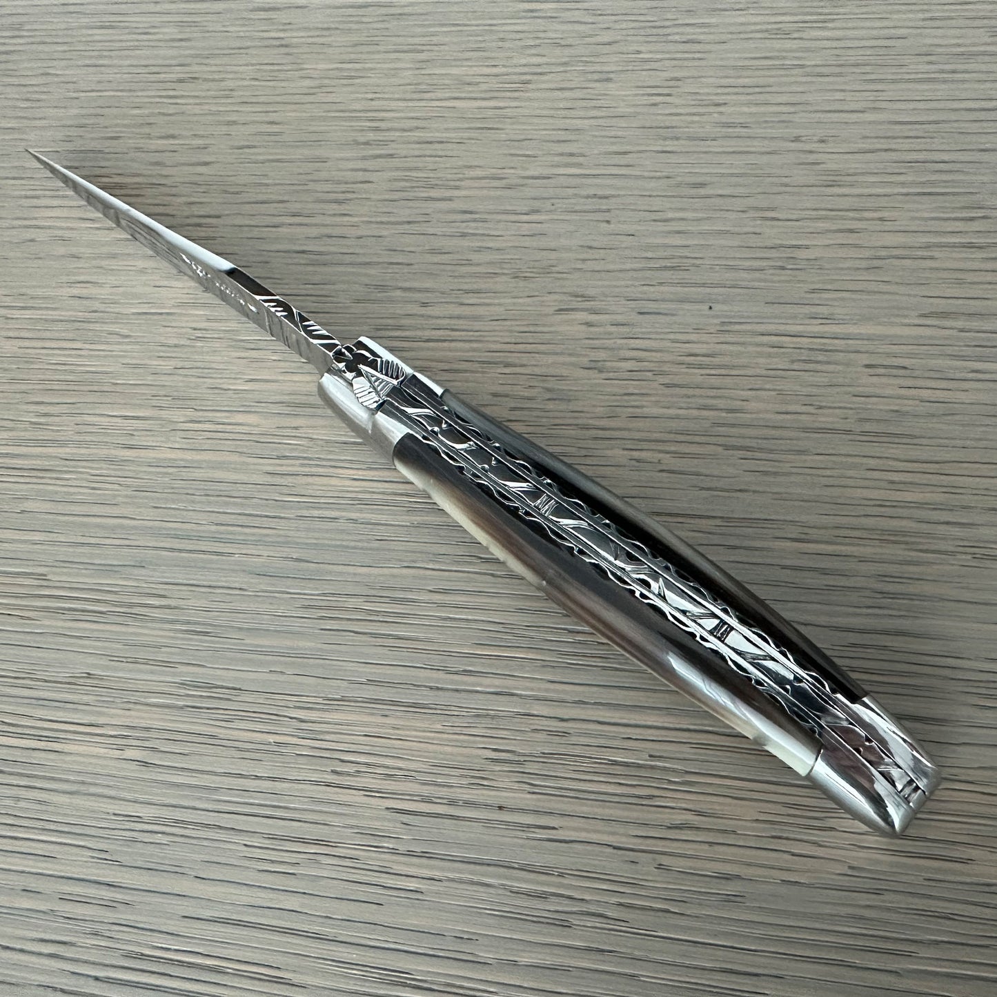 Laguiole en Aubrac Cuchillo multiusos hecho a mano de doble placa con refuerzos brillantes, mango de cuerno sólido, 4.75 pulgadas