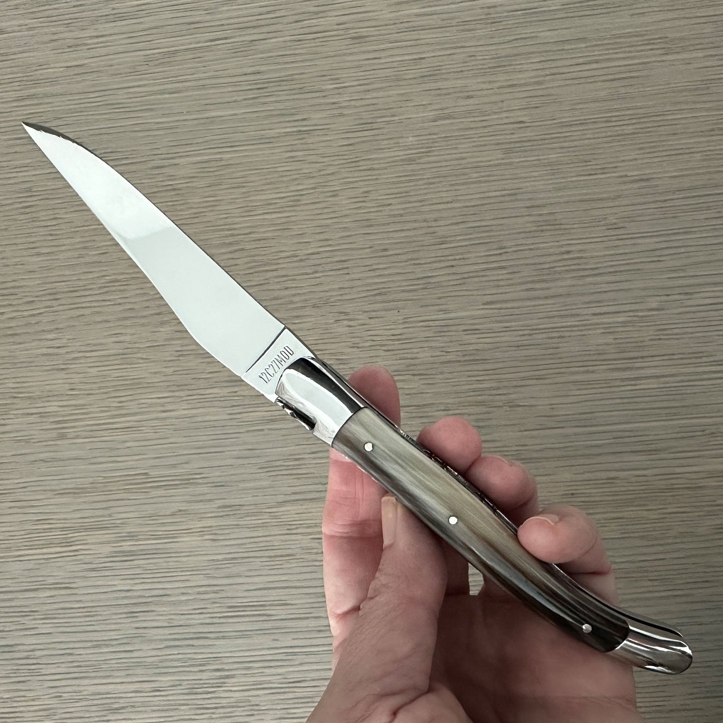 Laguiole en Aubrac Cuchillo multiusos hecho a mano de doble placa con refuerzos brillantes, mango de cuerno sólido, 4.75 pulgadas