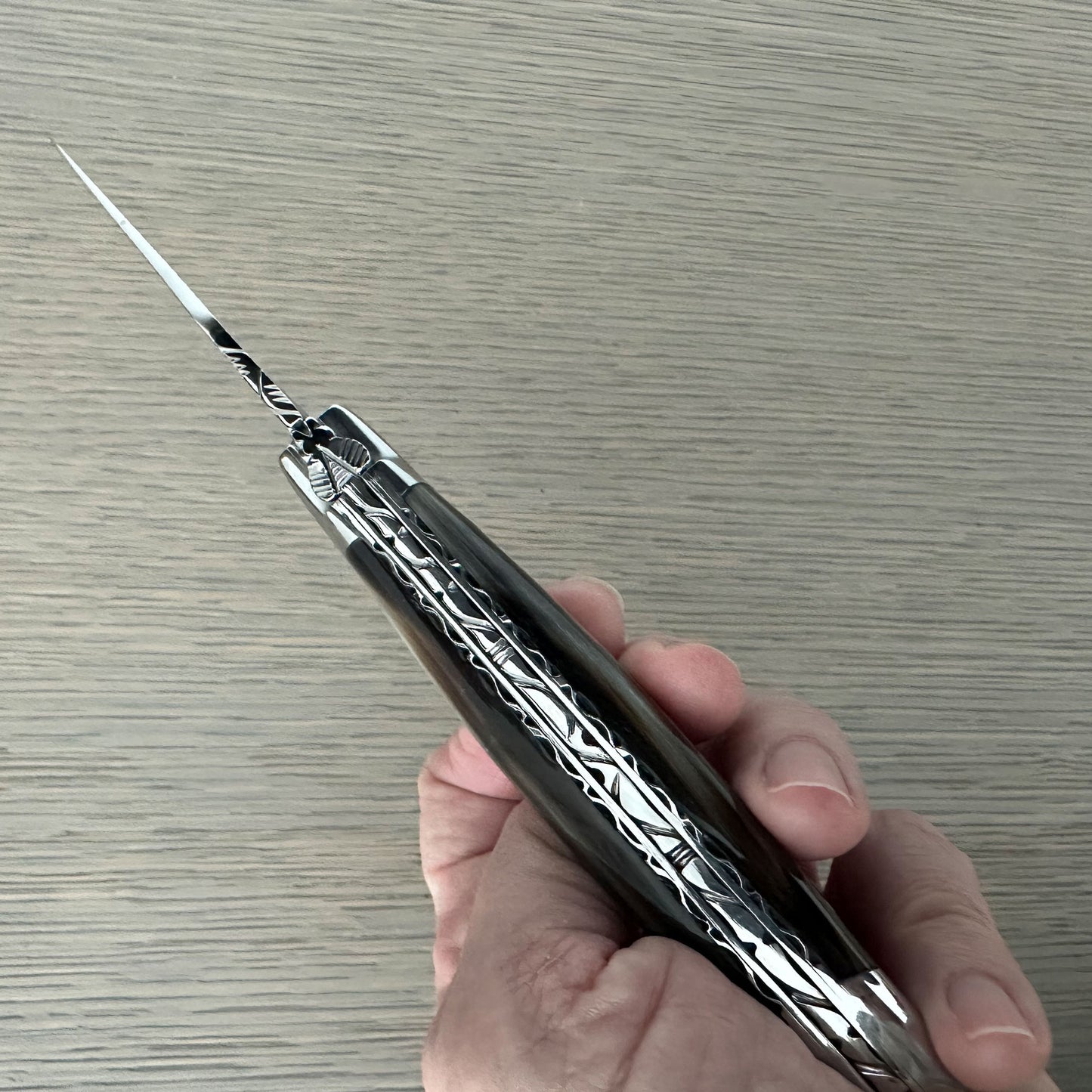 Laguiole en Aubrac Cuchillo multiusos hecho a mano de doble placa con refuerzos brillantes, mango de cuerno sólido, 4.75 pulgadas