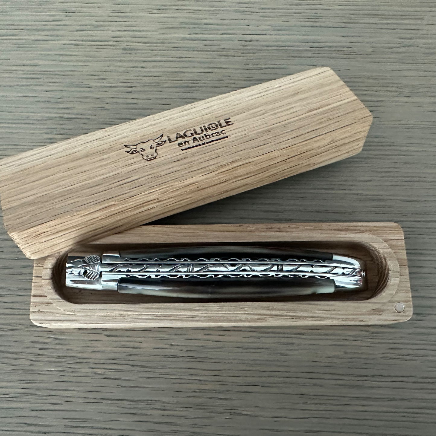 Laguiole en Aubrac Cuchillo multiusos hecho a mano de doble placa con refuerzos brillantes, mango de cuerno sólido, 4.75 pulgadas