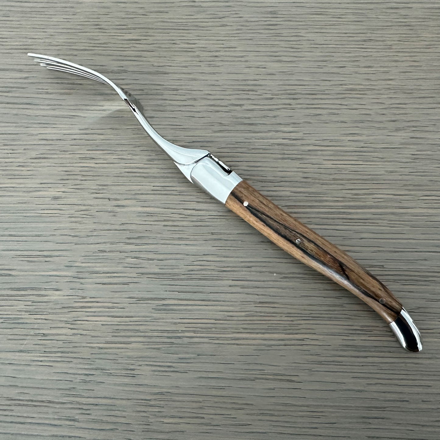 Laguiole en Aubrac Juego de cubiertos artesanales de lujo de 28 piezas, mangos de madera de enebro