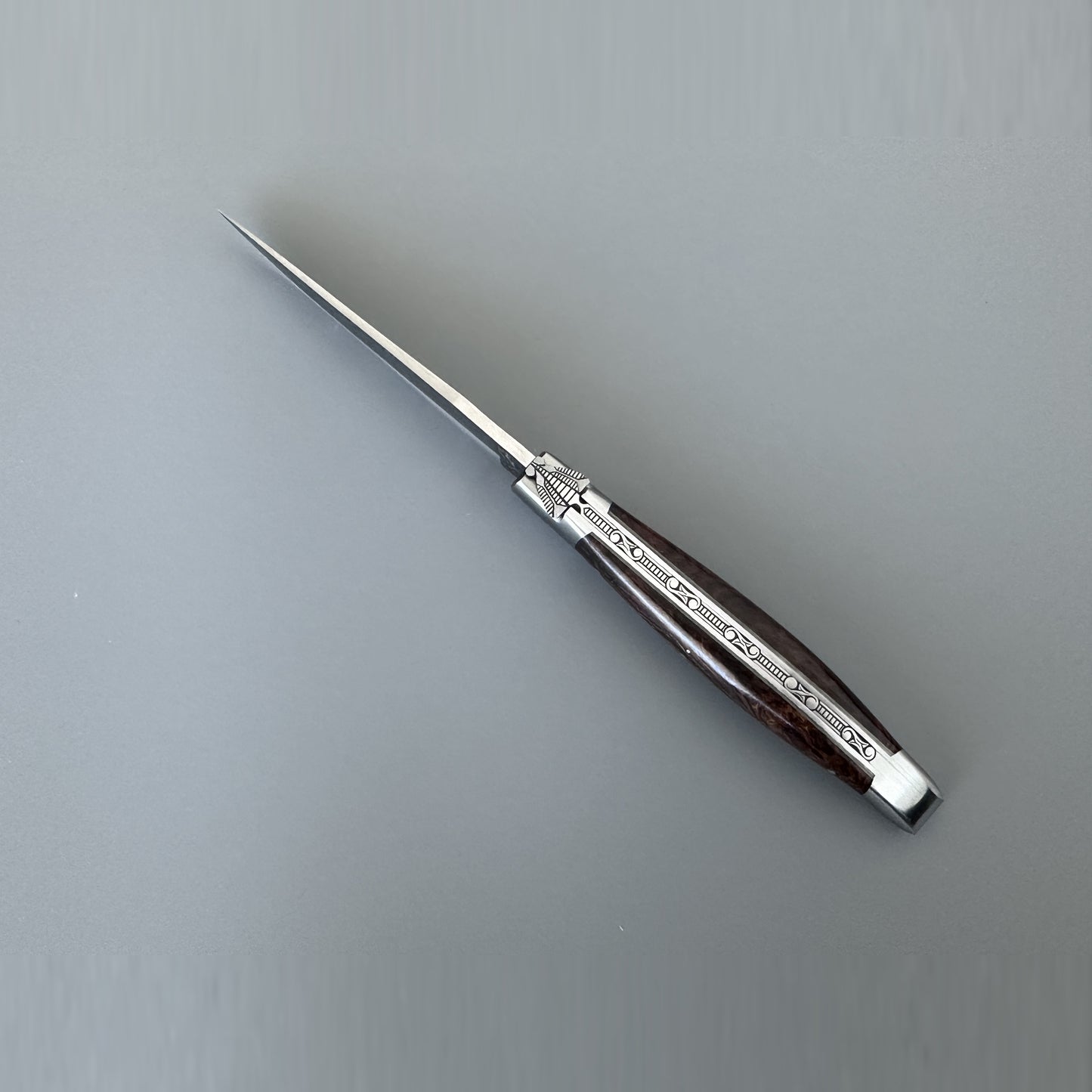 Laguiole en Aubrac Belle Double Plated folding knife with Damascus steel blade cenital view.