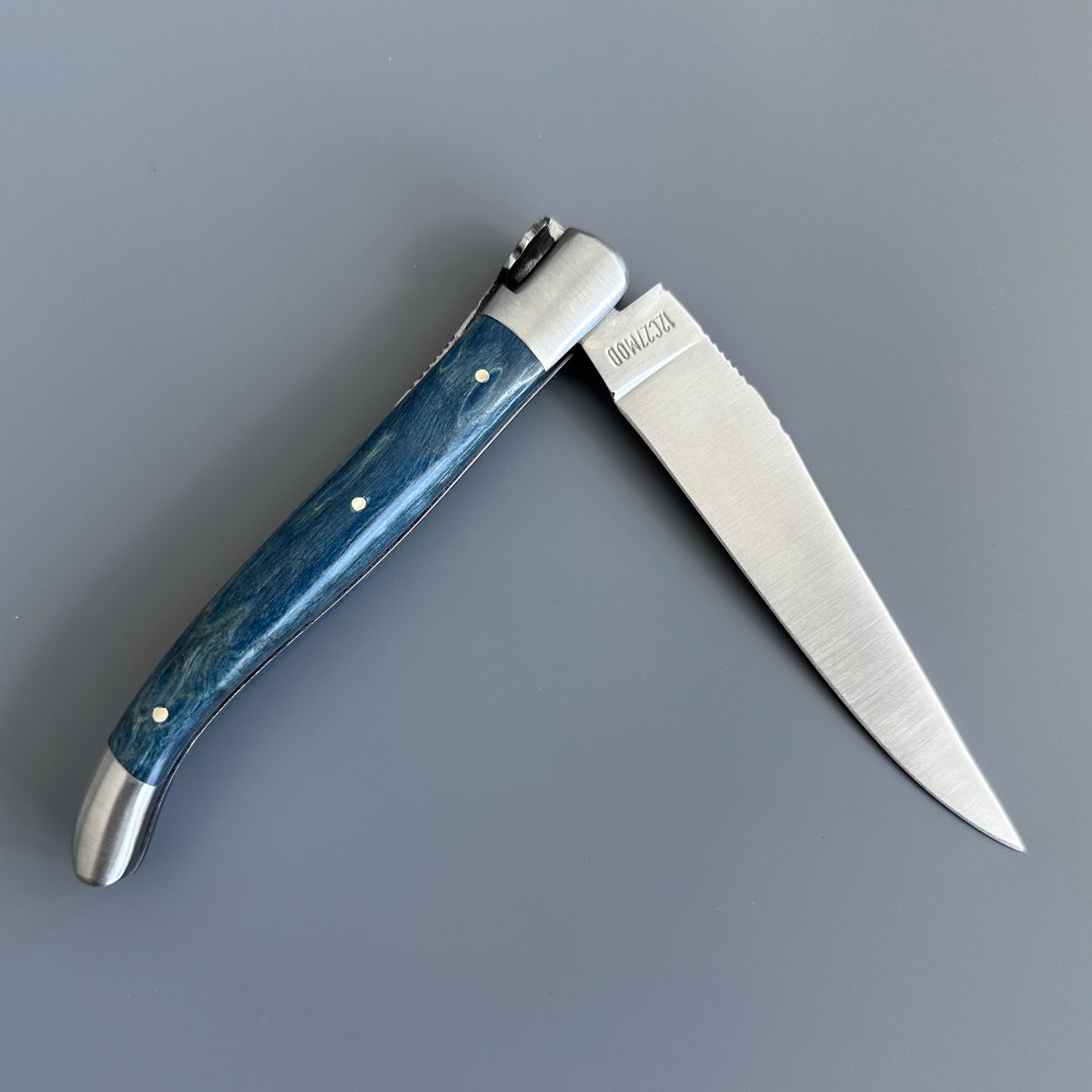 Laguiole en Aubrac 手工爆炸大马士革双层多用途刀，带闪亮枕垫，水牛角手柄，4.75 英寸