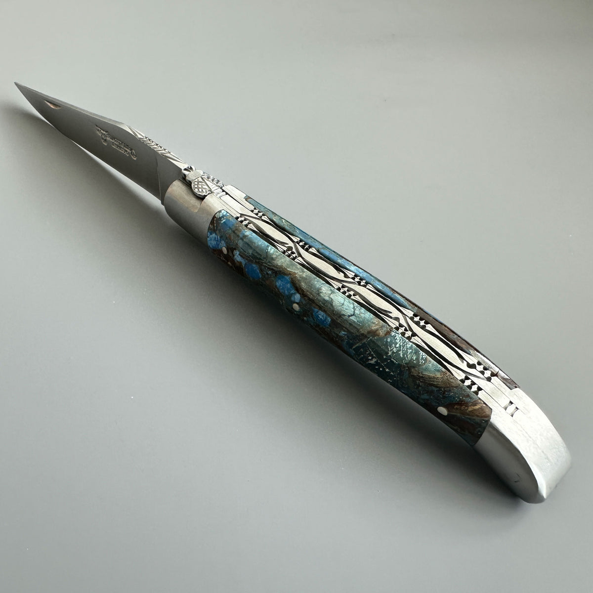 Laguiole en Aubrac pocket knife with a silver steel blade and handle made of Fusion Blue Mammoth handle 