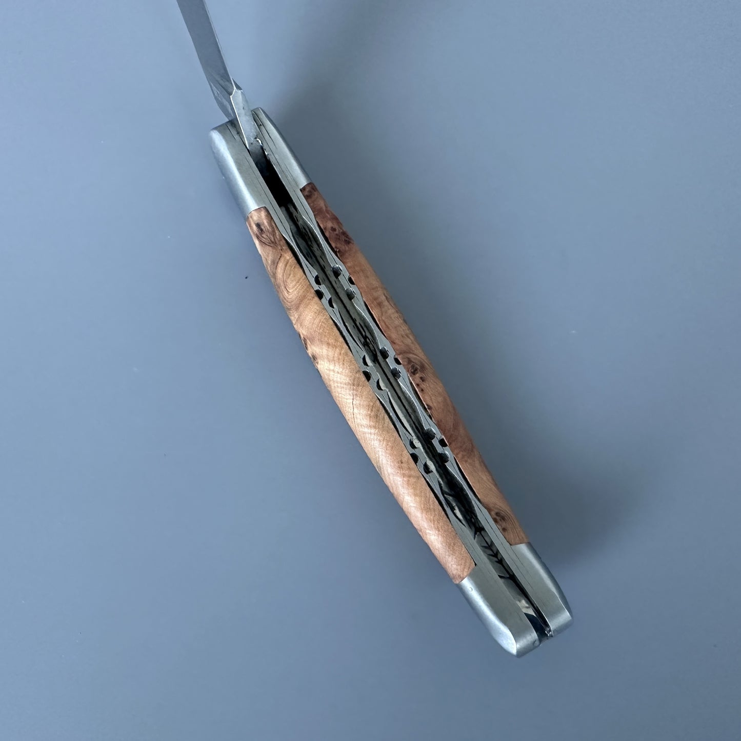 Laguiole en Aubrac 手工制作的双层多用途刀不锈钢枕套，杜松手柄，4.75 英寸