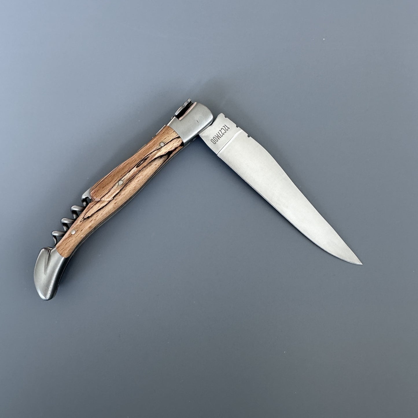 Laguiole en Aubrac Cuchillo multiusos chapado a mano con sacacorchos, mango de madera de Aubrac, 4.75 pulgadas