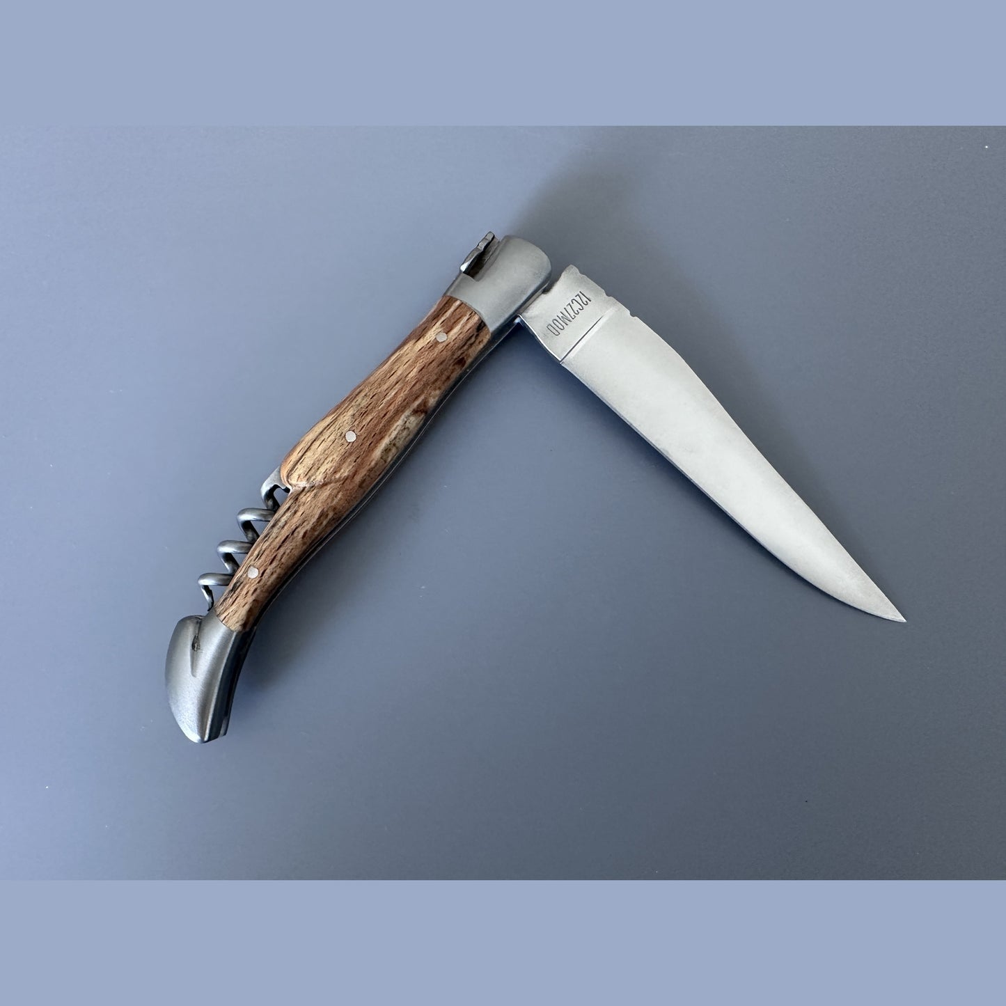 Laguiole en Aubrac Cuchillo multiusos chapado a mano con sacacorchos, mango de madera de Aubrac, 4.75 pulgadas