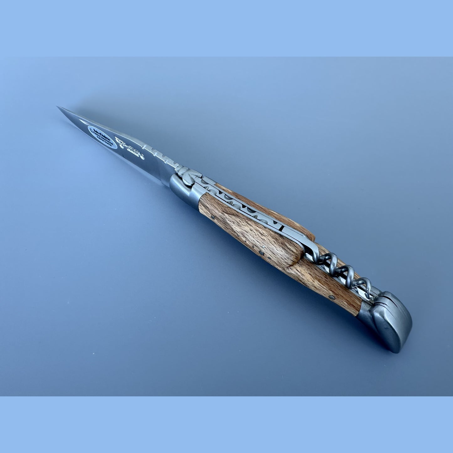 Laguiole en Aubrac Cuchillo multiusos chapado a mano con sacacorchos, mango de madera de Aubrac, 4.75 pulgadas
