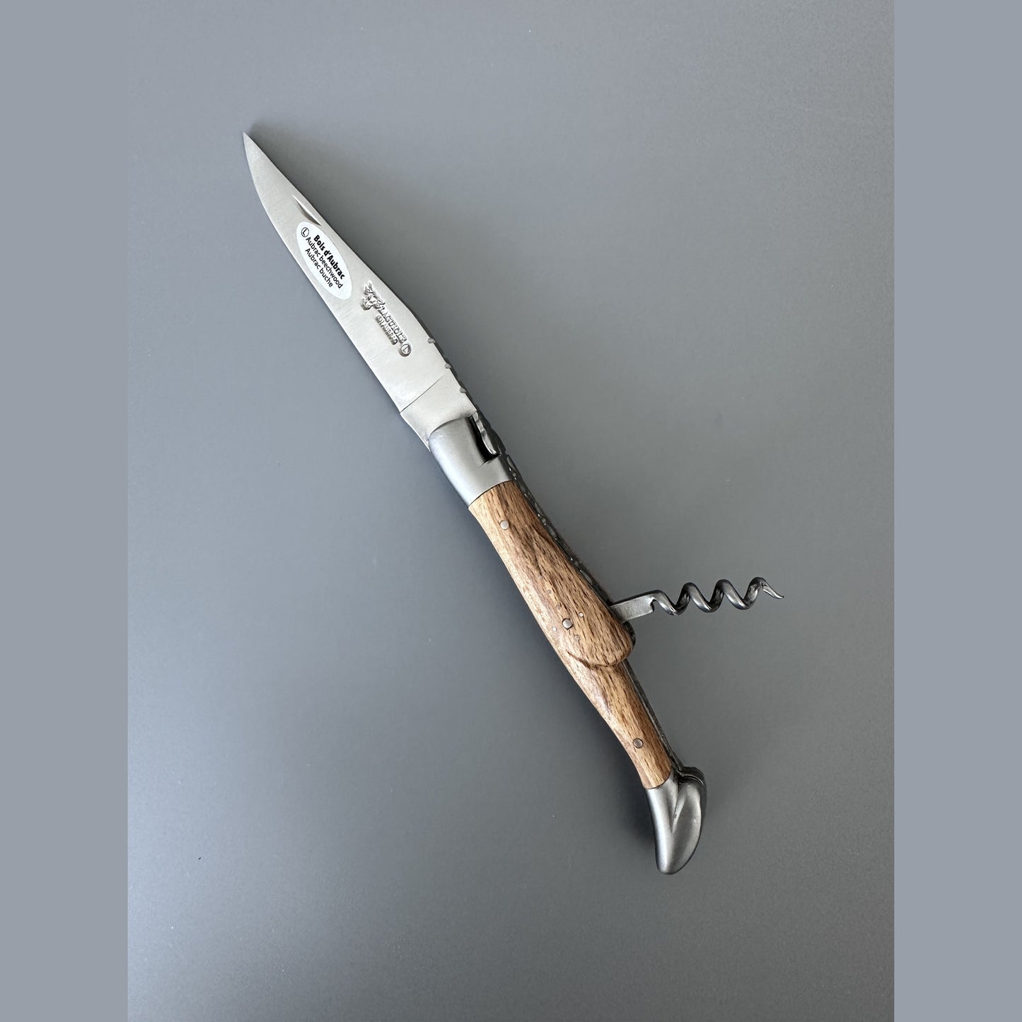 Laguiole en Aubrac Cuchillo multiusos chapado a mano con sacacorchos, mango de madera de Aubrac, 4.75 pulgadas