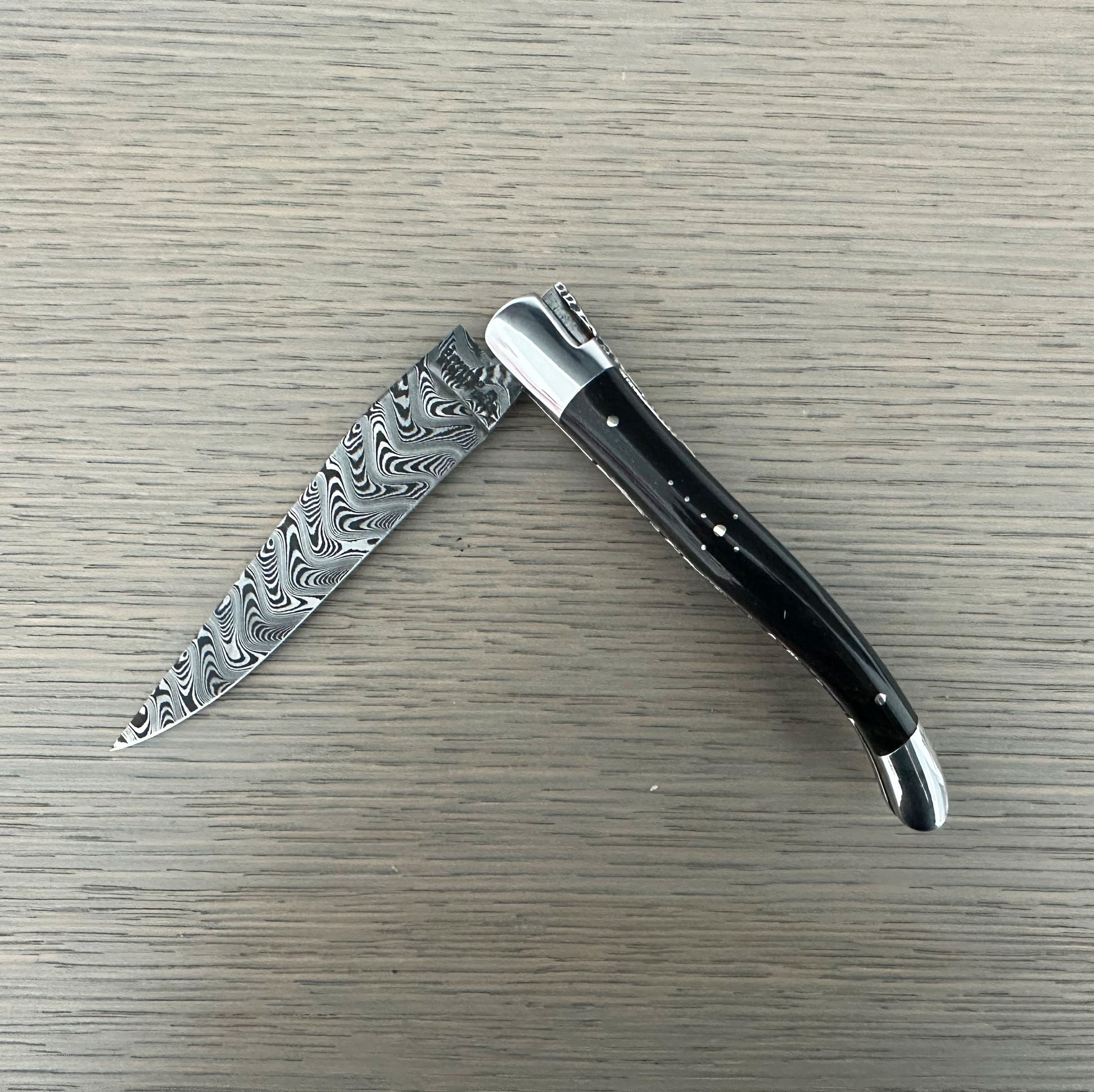Laguiole en Aubrac Balbach Damascus Blade with Buffalo horn handle open