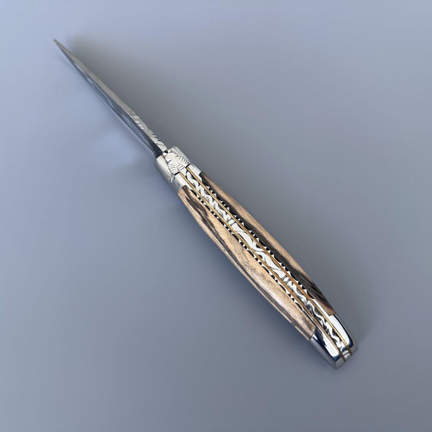 Laguiole en Aubrac 手工制作的双黄铜和不锈钢板多用途刀，皇家乌木木柄，生锻刀片，4.75 英寸