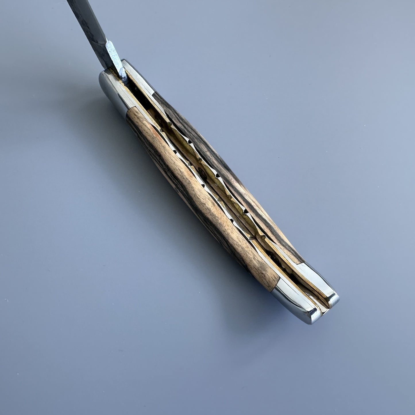 Laguiole en Aubrac 手工制作的双黄铜和不锈钢板多用途刀，皇家乌木木柄，生锻刀片，4.75 英寸