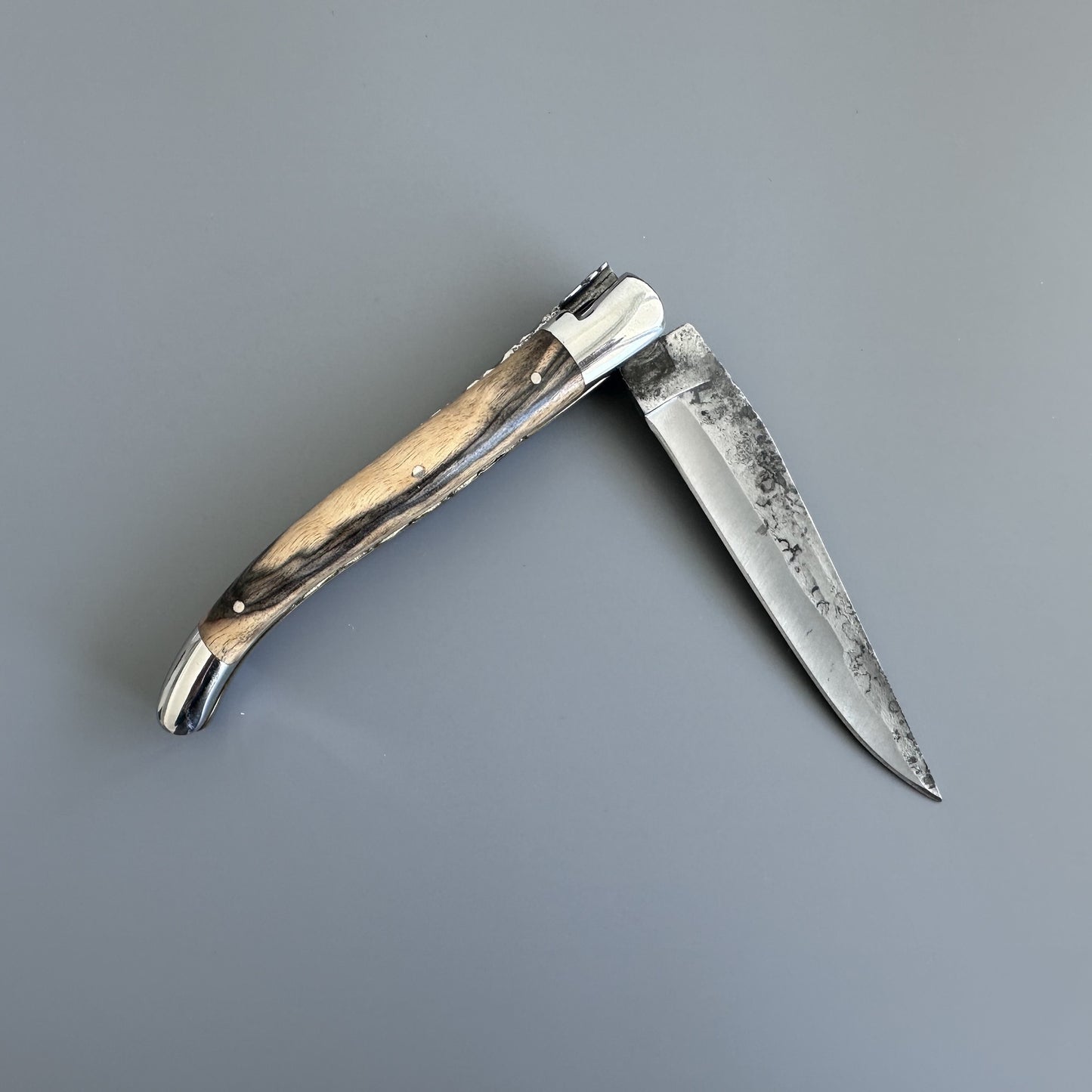 Laguiole en Aubrac 手工制作的双黄铜和不锈钢板多用途刀，皇家乌木木柄，生锻刀片，4.75 英寸