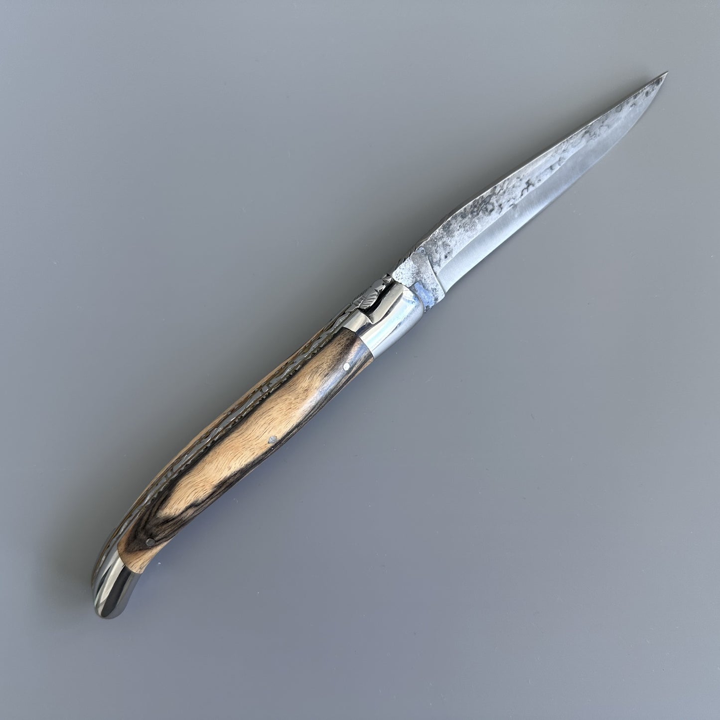 Laguiole en Aubrac 手工制作的双黄铜和不锈钢板多用途刀，皇家乌木木柄，生锻刀片，4.75 英寸