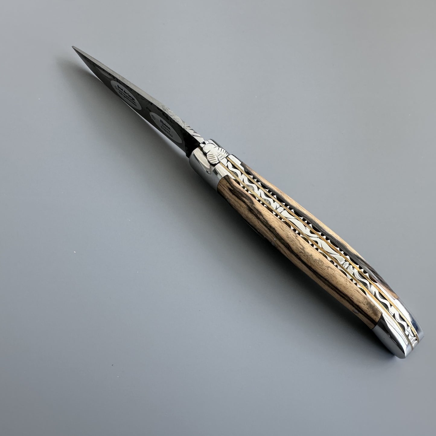 Laguiole en Aubrac 手工制作的双黄铜和不锈钢板多用途刀，皇家乌木木柄，生锻刀片，4.75 英寸