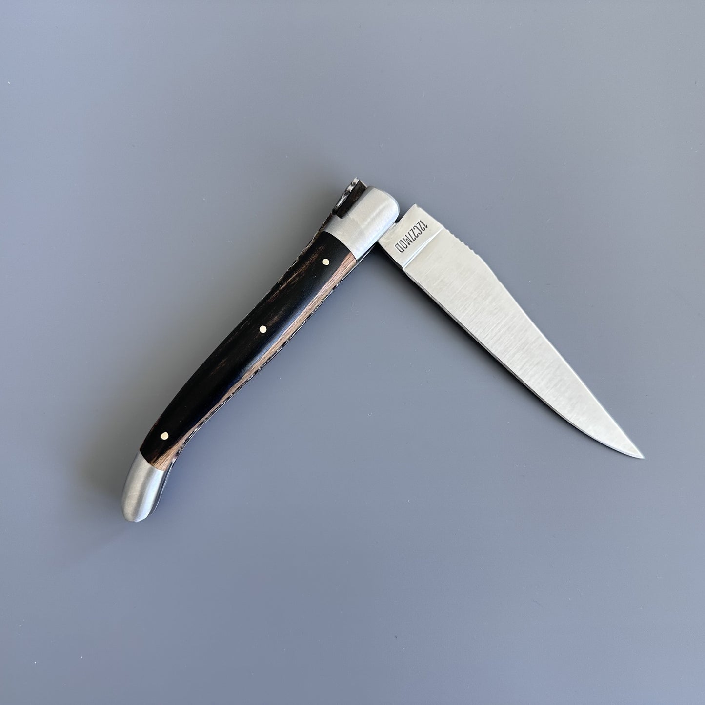 Laguiole en Aubrac Cuchillo multiusos de lujo doble chapado hecho a mano cepillado con mango de ébano real, 4.75 pulgadas