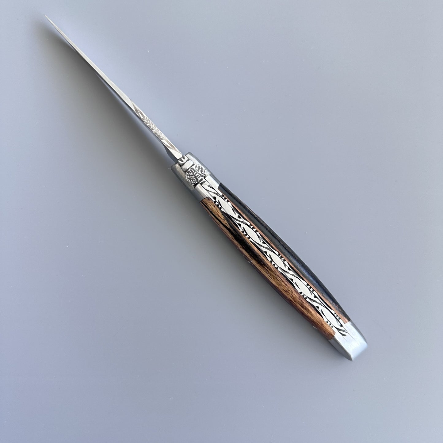 Laguiole en Aubrac Cuchillo multiusos de lujo doble chapado hecho a mano cepillado con mango de ébano real, 4.75 pulgadas