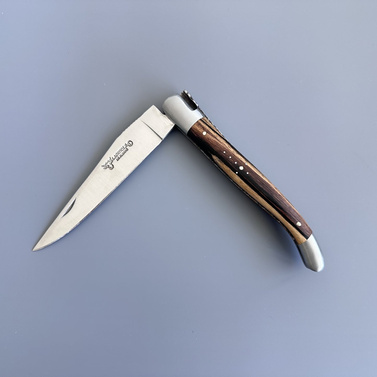 Laguiole en Aubrac Cuchillo multiusos de lujo doble chapado hecho a mano cepillado con mango de ébano real, 4.75 pulgadas
