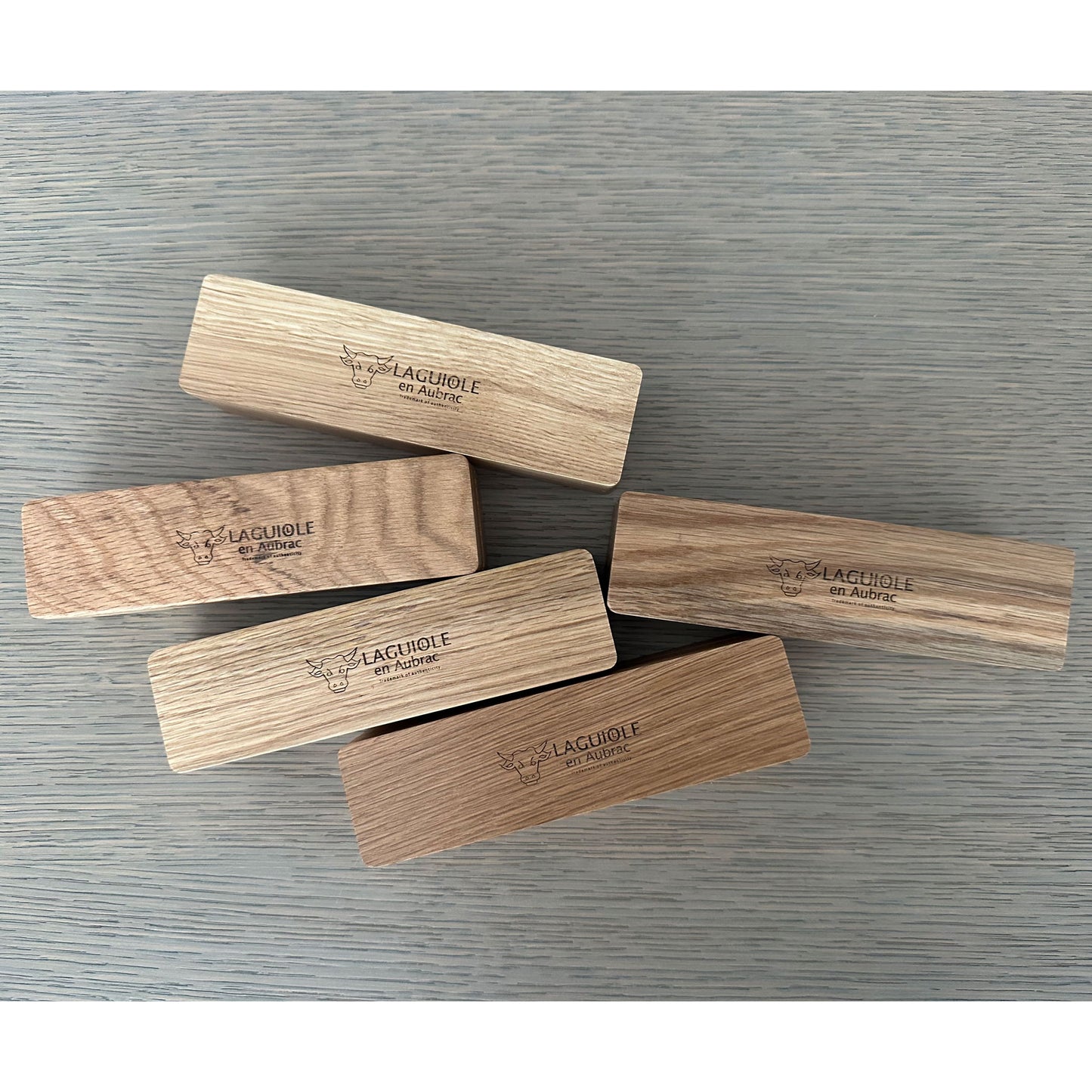 Laguiole en Aubrac หรูหรา Handcrafted สแตนเลสและทองเหลืองชุบคู่ 4 ชิ้นชุดมีดสเต็กพร้อมด้ามไม้ Juniper