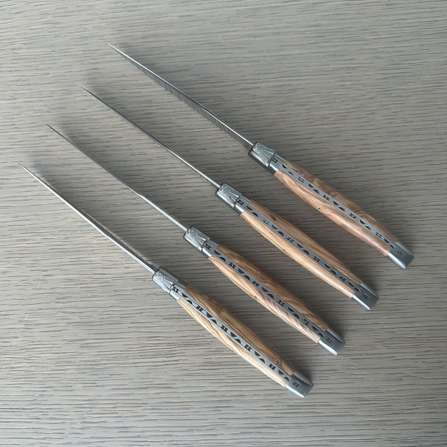 Laguiole en Aubrac طقم سكاكين ستيك مطلية يدويًا مكونة من 6 قطع مع مقابض قرن صلبة
