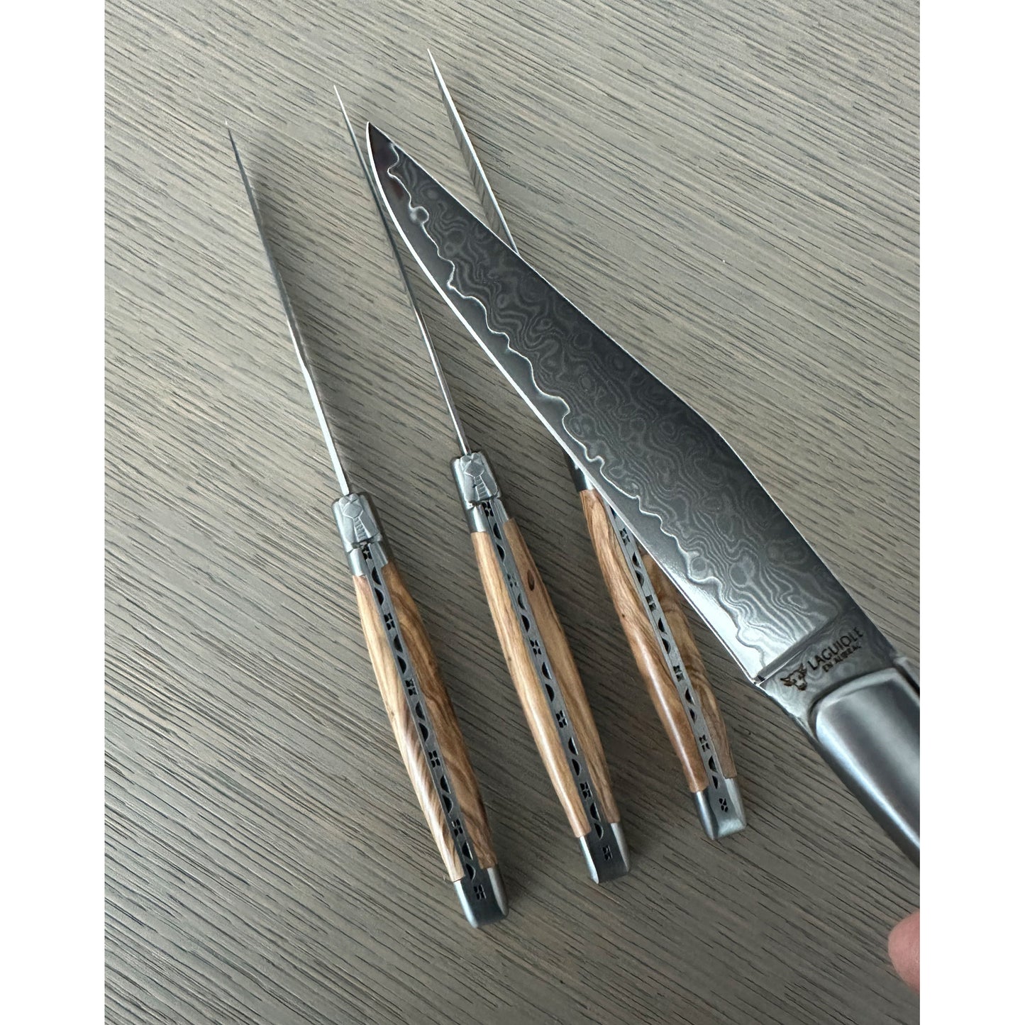 Laguiole en Aubrac طقم سكاكين ستيك مطلية يدويًا مكونة من 6 قطع مع مقابض قرن صلبة