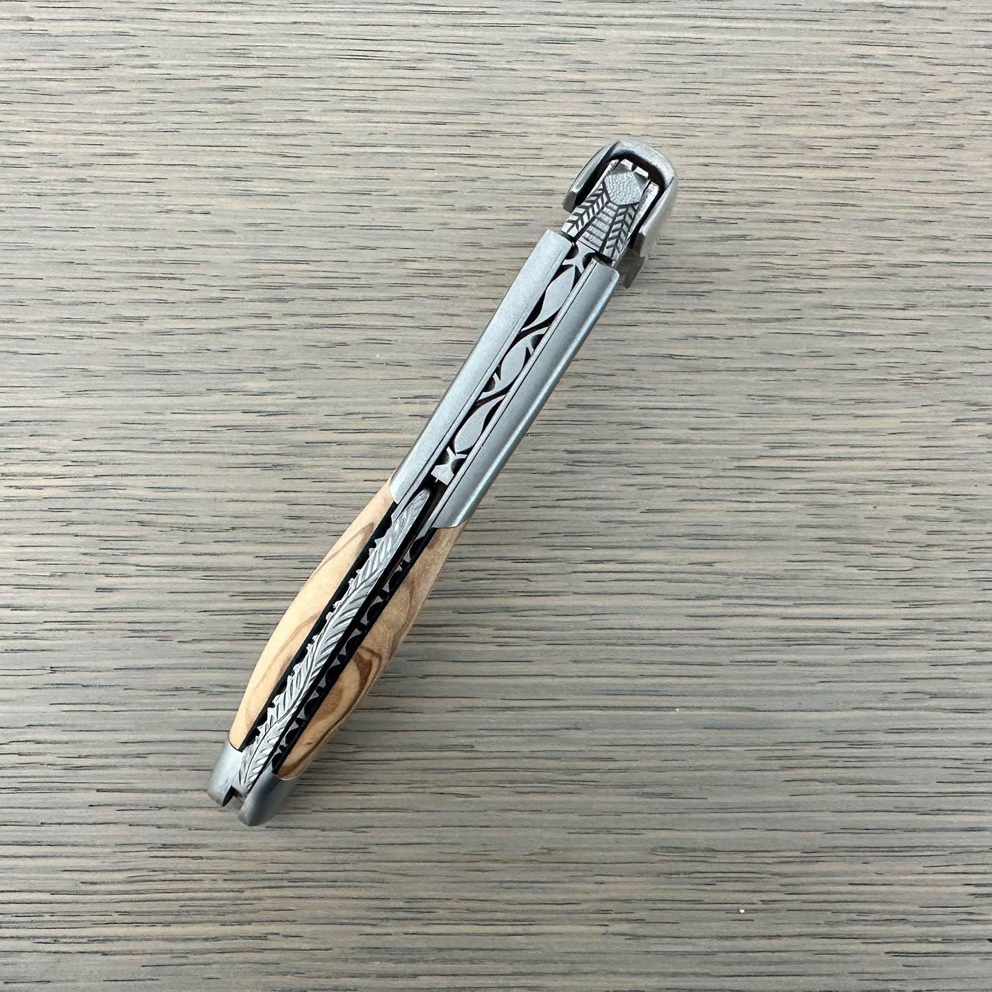 Laguiole En Aubrac DeLuxe No7 Sommelier Waiter's Corkscrew พร้อมด้ามไม้มะเกลือ