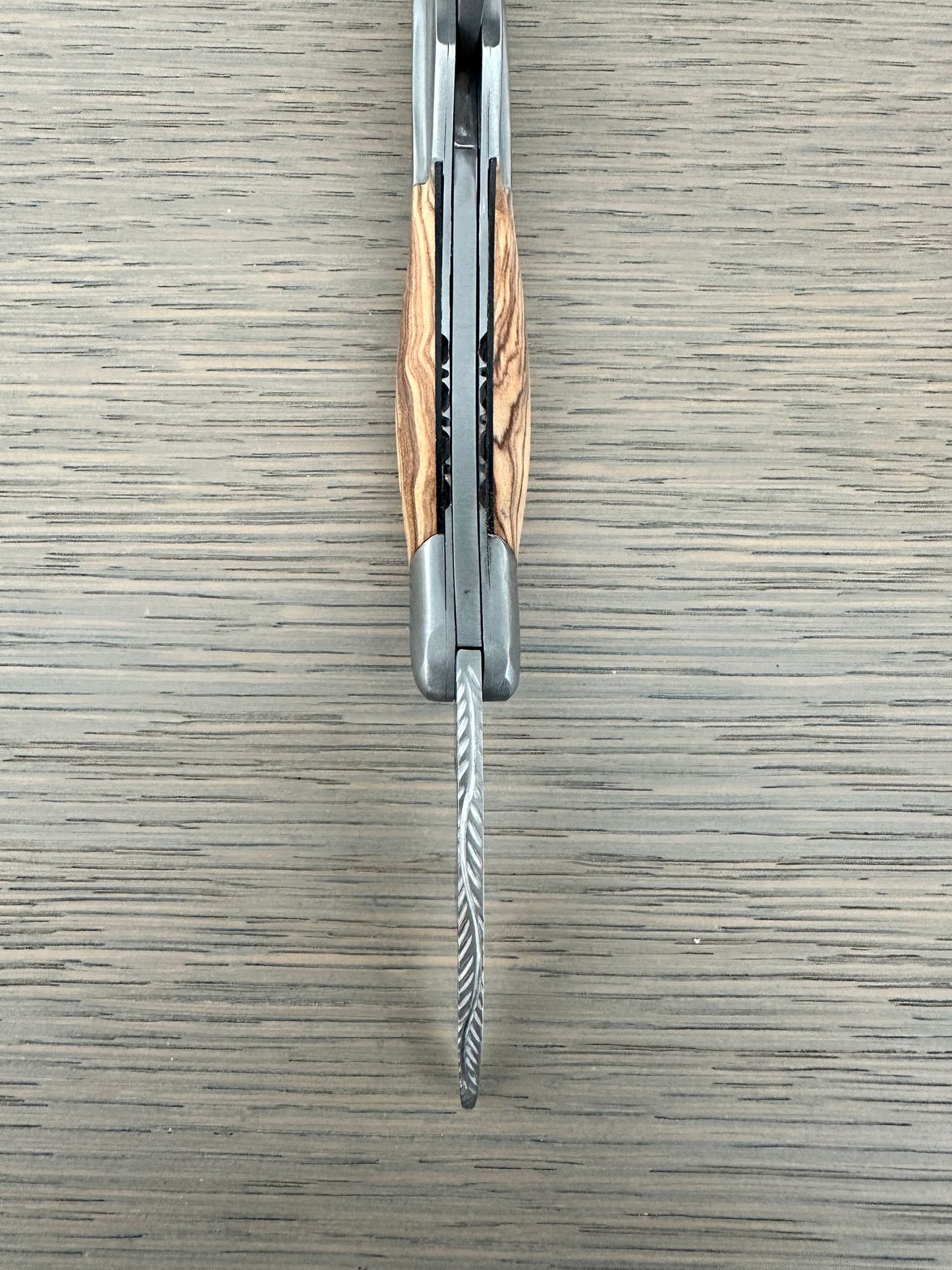 Laguiole En Aubrac DeLuxe No7 Sommelier Waiter's Corkscrew พร้อมด้ามไม้มะเกลือ