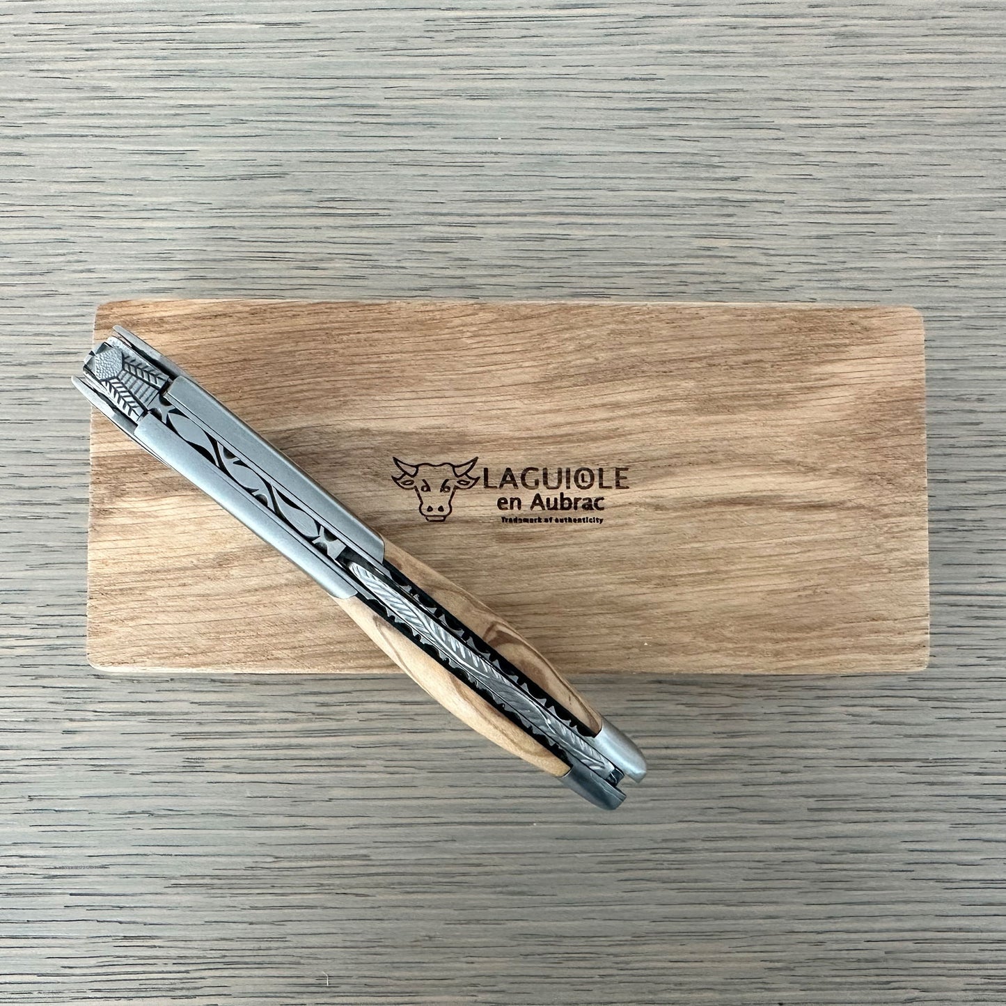 Laguiole En Aubrac DeLuxe No7 Sommelier Waiter's Corkscrew พร้อมด้ามไม้มะเกลือ