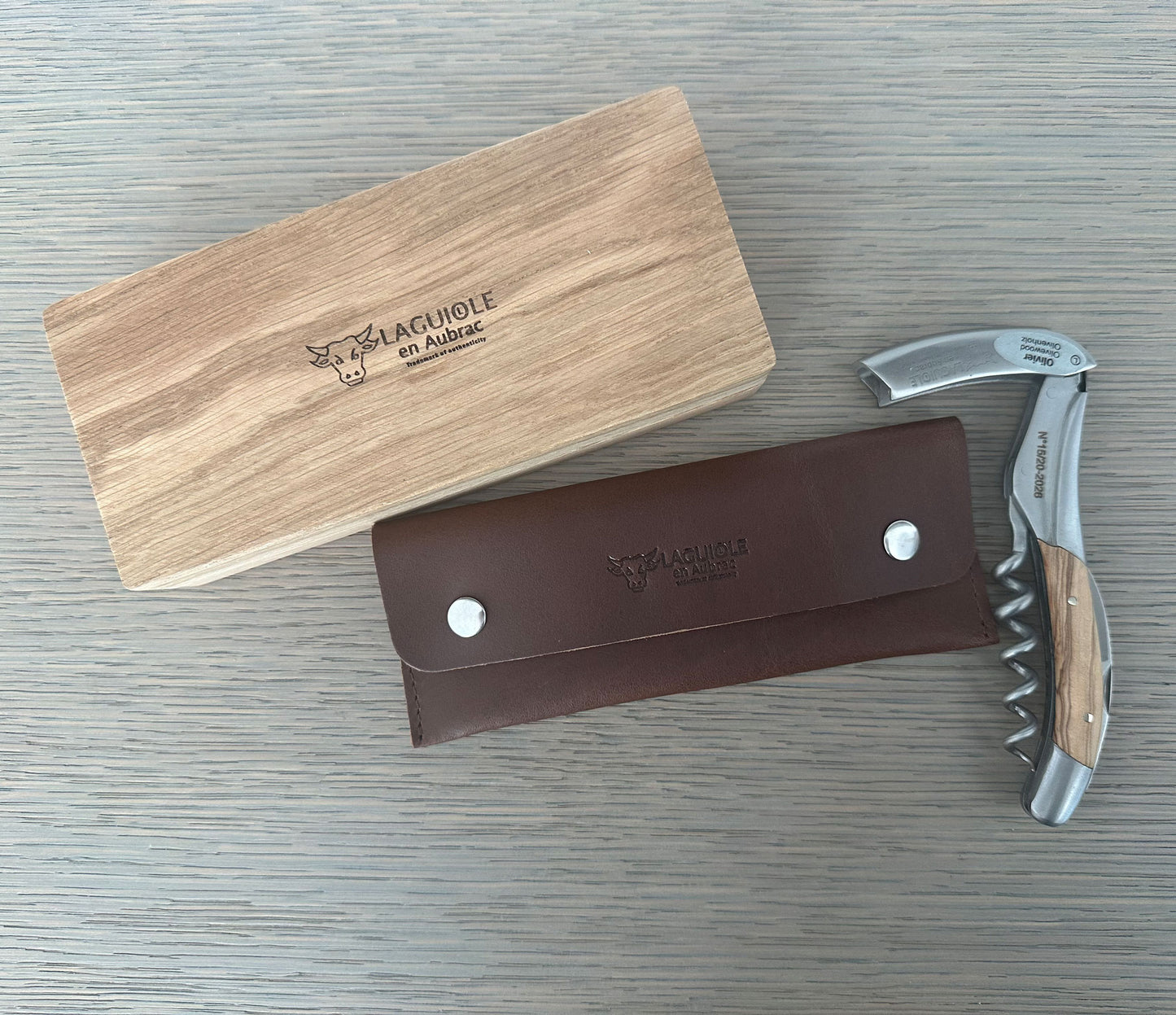 Laguiole En Aubrac DeLuxe No7 Sommelier Waiter's Corkscrew พร้อมด้ามไม้มะเกลือ