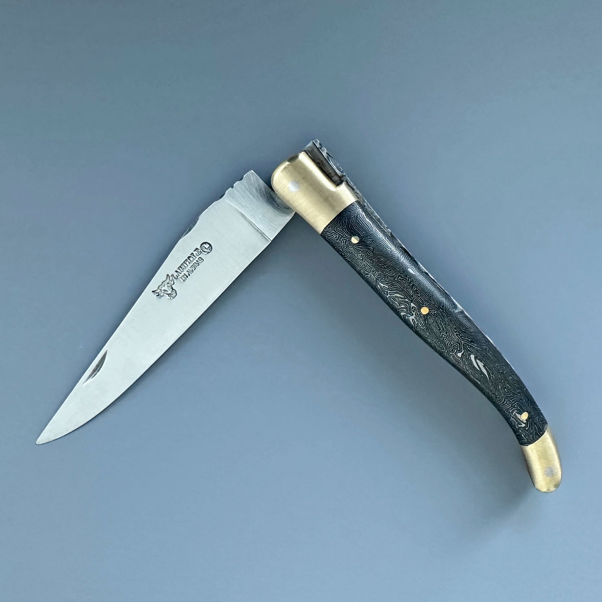 Unique Laguiole en Aubrac art knife with hand-carved bee emblem