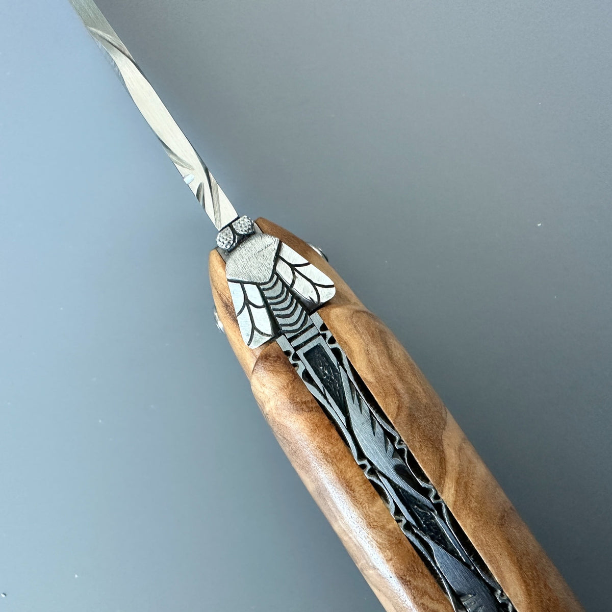Laguiole en Aubrac Cuchillo multiusos de lujo doble chapado hecho a mano cepillado con mango de ébano real, 4.75 pulgadas