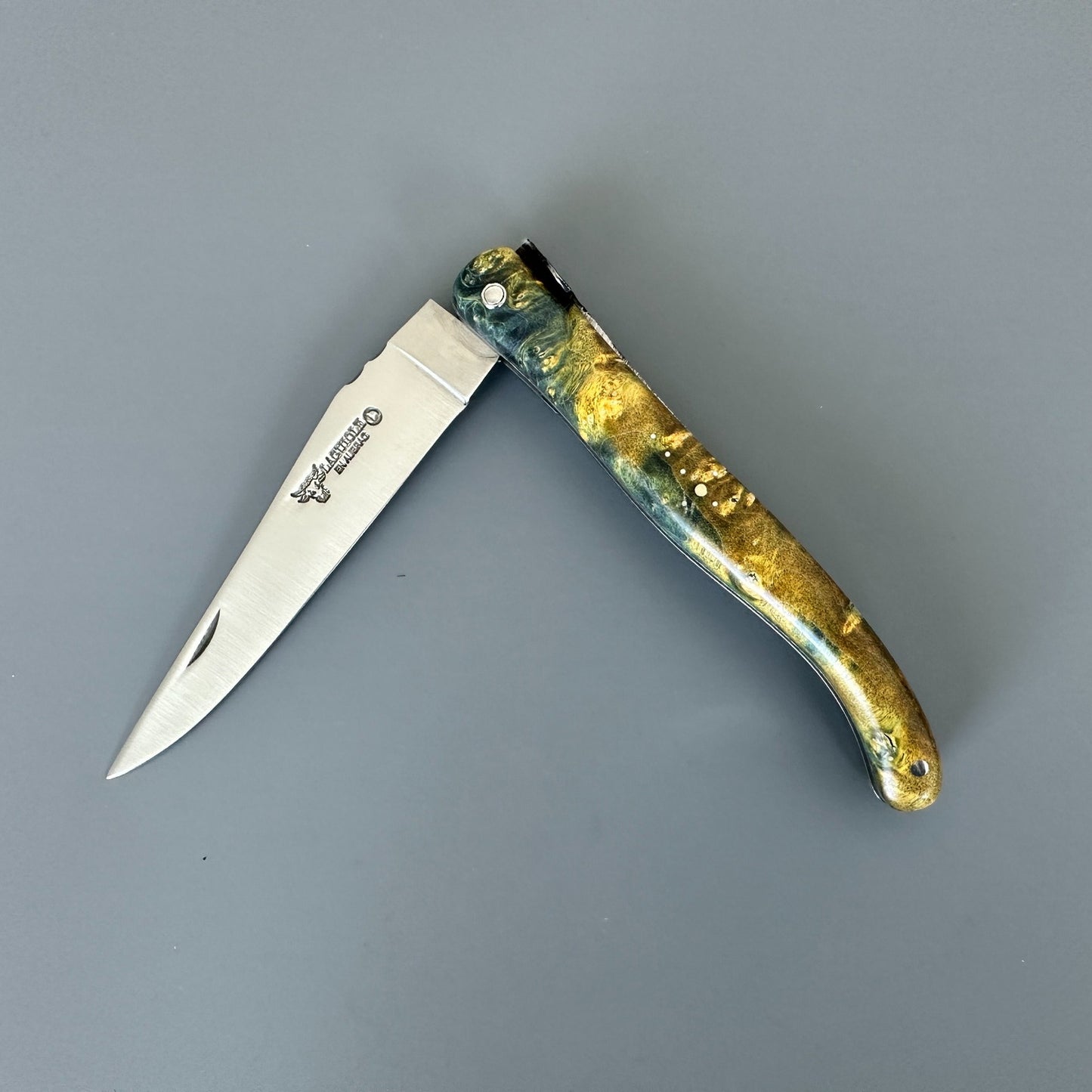 Open Laguiole en Aubrac Belle folding knife with elder burl handle and hand-carved special bee