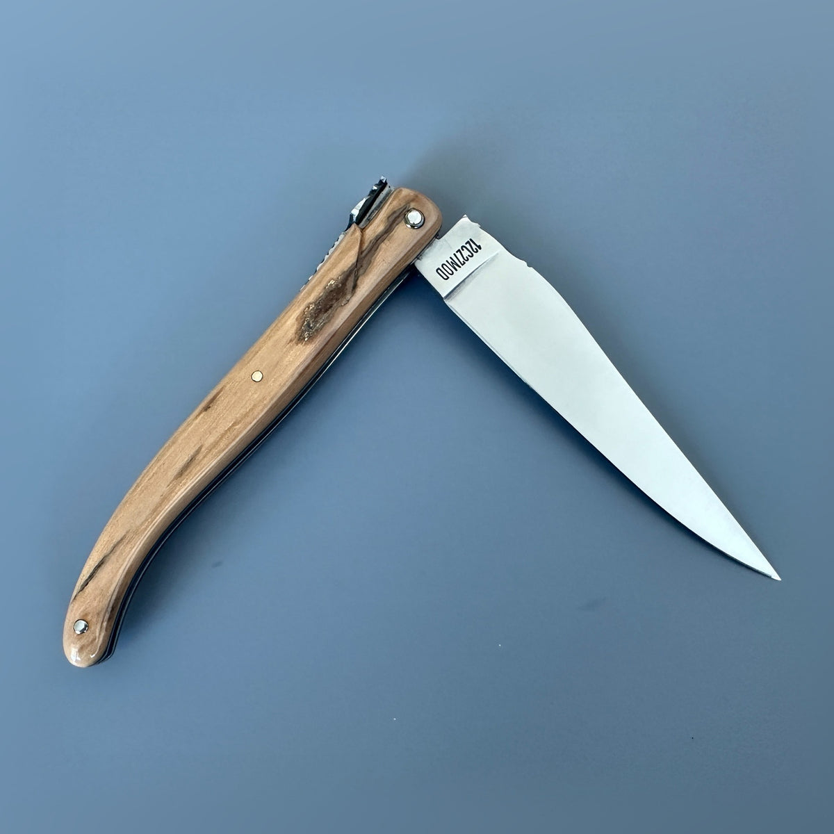 Reverse view of the partially closed Laguiole en Aubrac Belle Piece with a light-toned ivory mammoth handle.