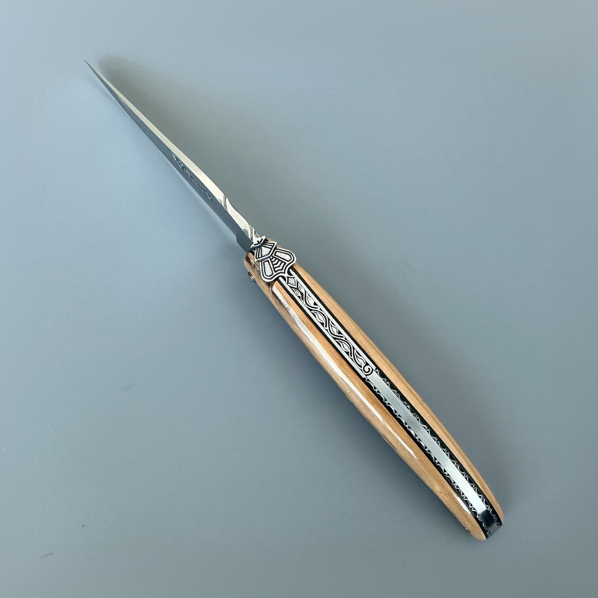 Open Laguiole en Aubrac Belle Piece L0512IVH/FS-BP53 knife with a polished blade and light-toned wood handle
