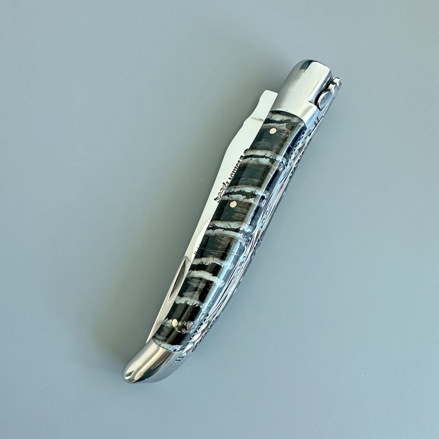 มีดเอนกประสงค์ Laguiole en Aubrac Handcrafted Double Plated พร้อมด้ามจับ Blue Mollar, 4.75 นิ้ว