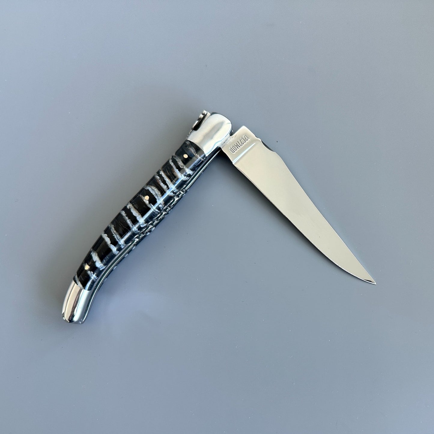 มีดเอนกประสงค์ Laguiole en Aubrac Handcrafted Double Plated พร้อมด้ามจับ Blue Mollar, 4.75 นิ้ว