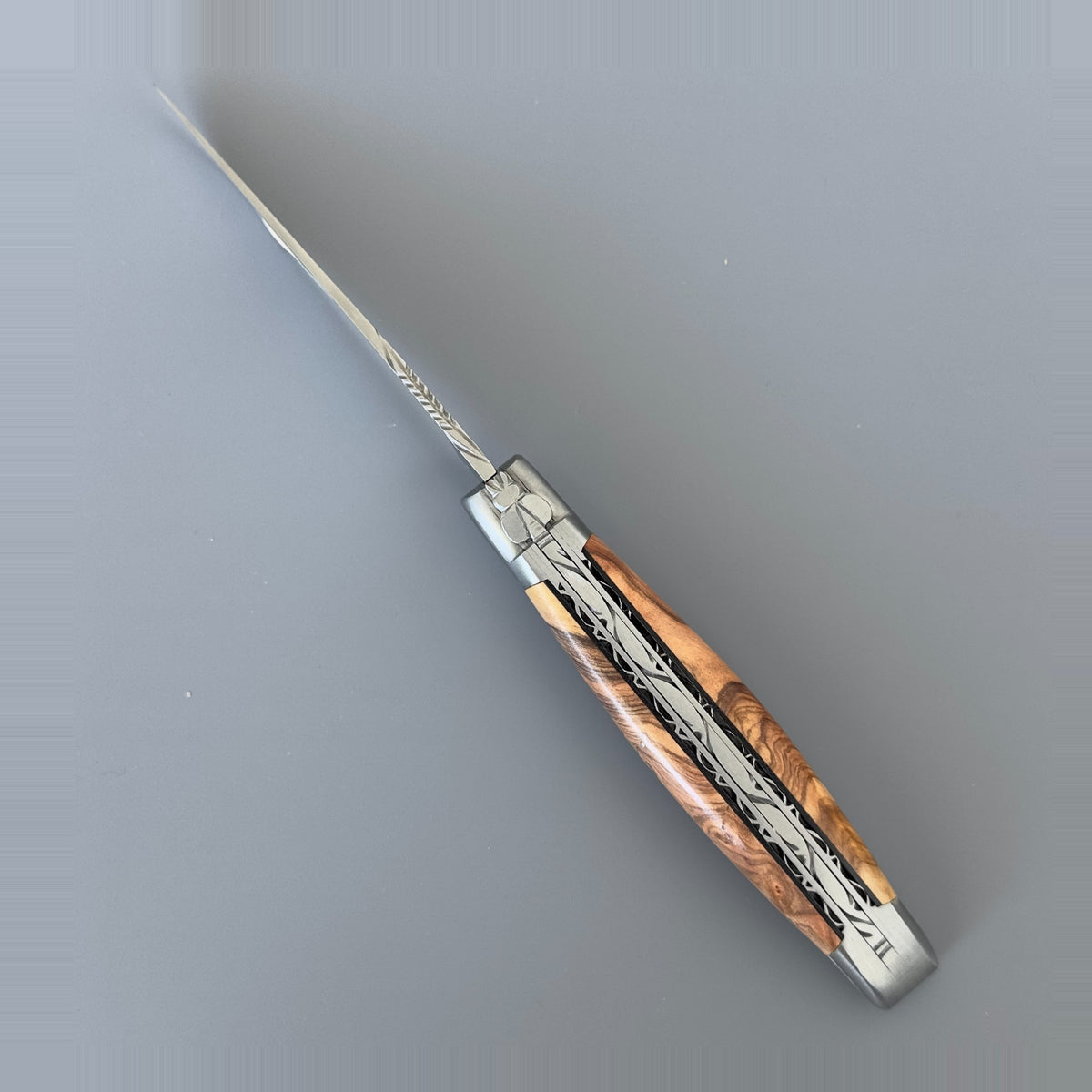 Laguiole en Aubrac 手工限量版双层多用途刀，带橄榄木结柄，4.8 英寸，