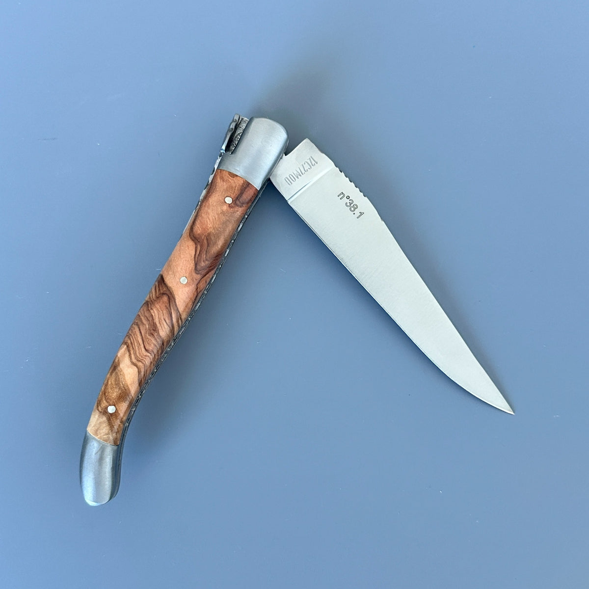 Laguiole en Aubrac 手工限量版双层多用途刀，带橄榄木结柄，4.8 英寸，