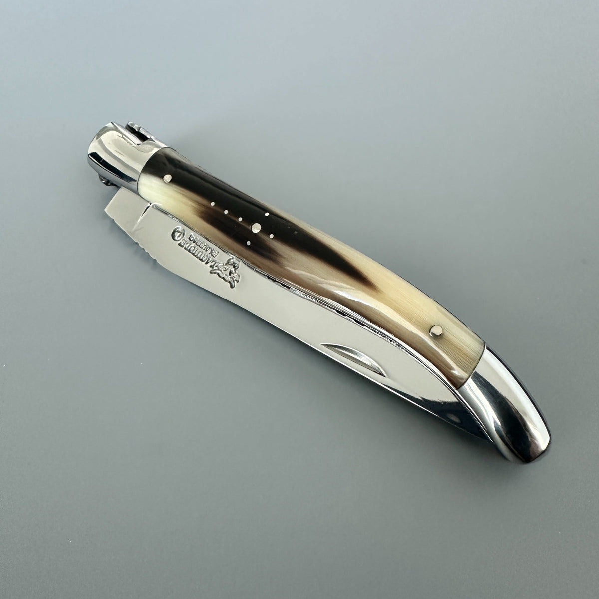 Closed position of Laguiole en Aubrac double plated pocket knife with solid horn flame handle