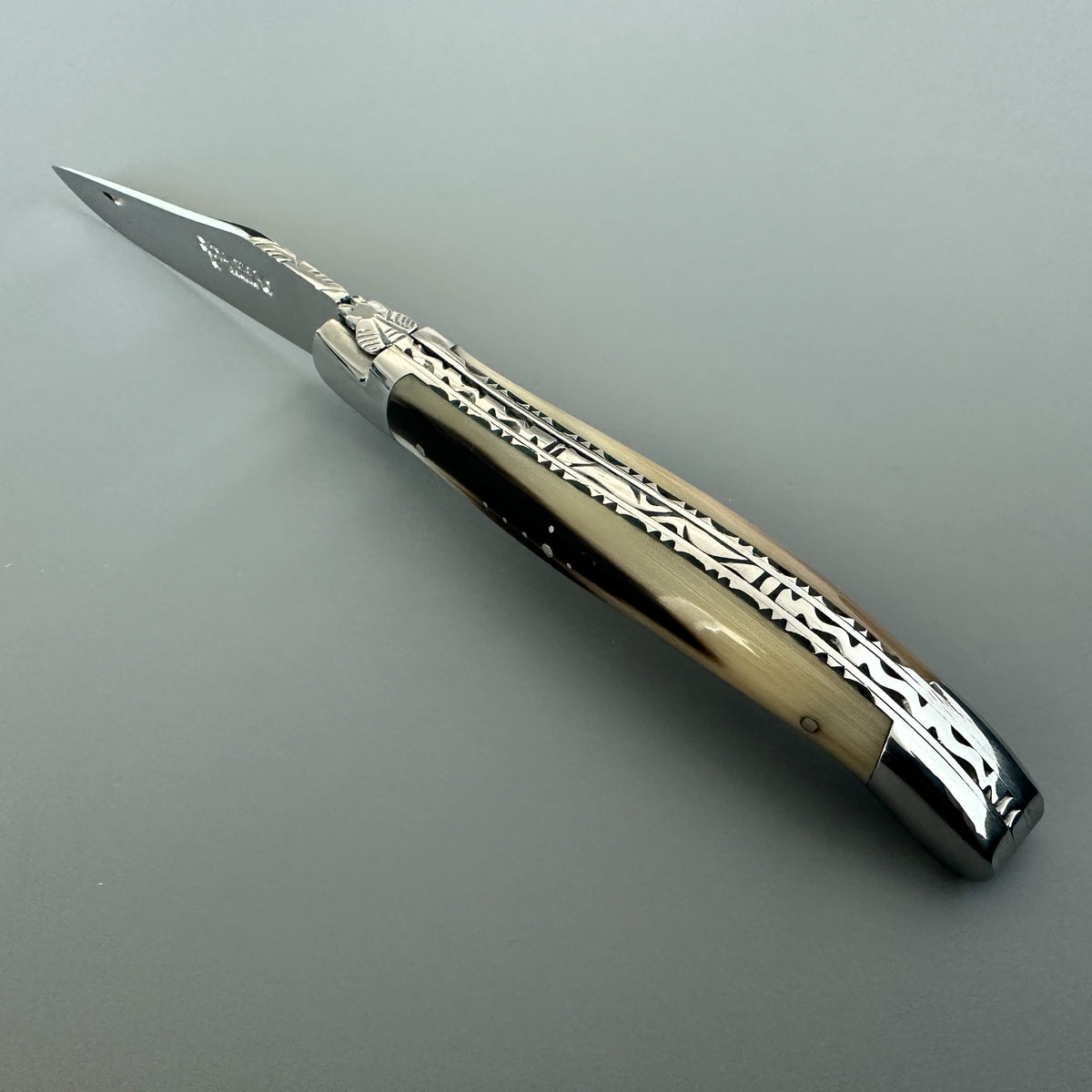 Laguiole en Aubrac double plated pocket knife with solid horn flame handle