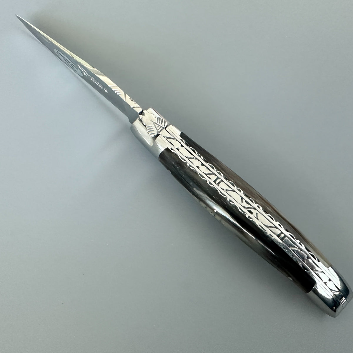 Laguiole en Aubrac Double-Plated Folding Knife — Solid Horn Handle, Smoky Charcoal Grain