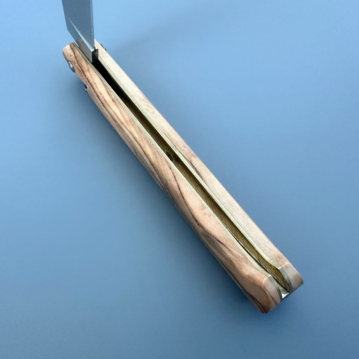 Laguiole en Aubrac Droit Folding Knife – Olivewood Handle with Brass Bolsters