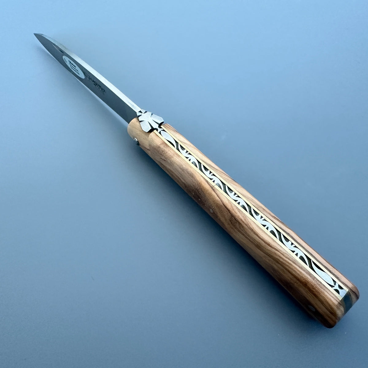 Laguiole en Aubrac Droit Folding Knife – Olivewood Handle with Brass Bolsters