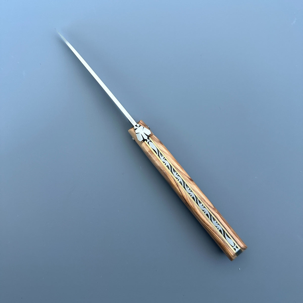 Laguiole en Aubrac Droit Folding Knife – Olivewood Handle with Brass Bolsters