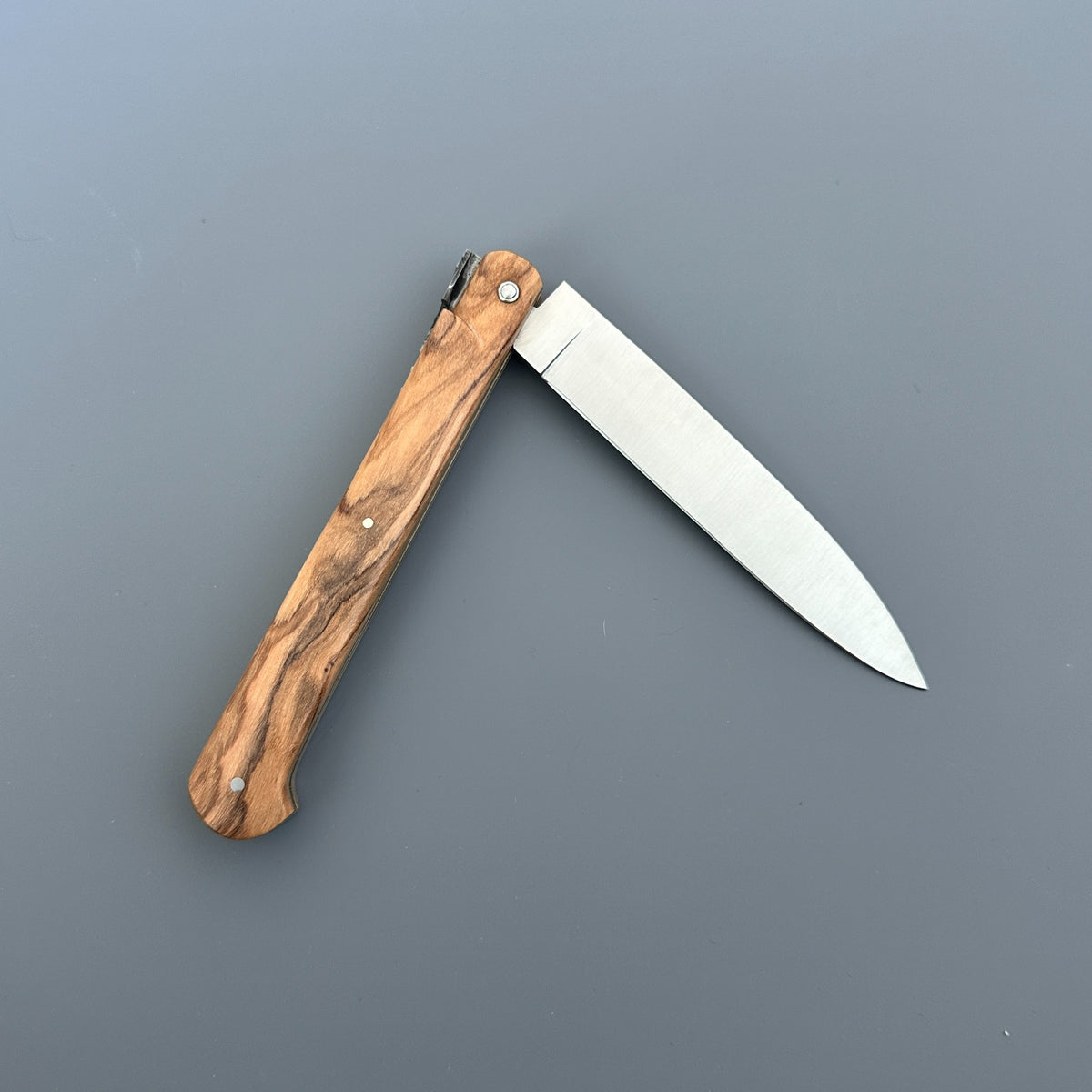 Laguiole en Aubrac Droit Folding Knife – Olivewood Handle with Brass Bolsters