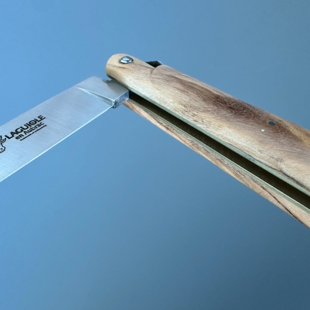 Laguiole en Aubrac Droit Folding Knife – Olivewood Handle with Brass Bolsters