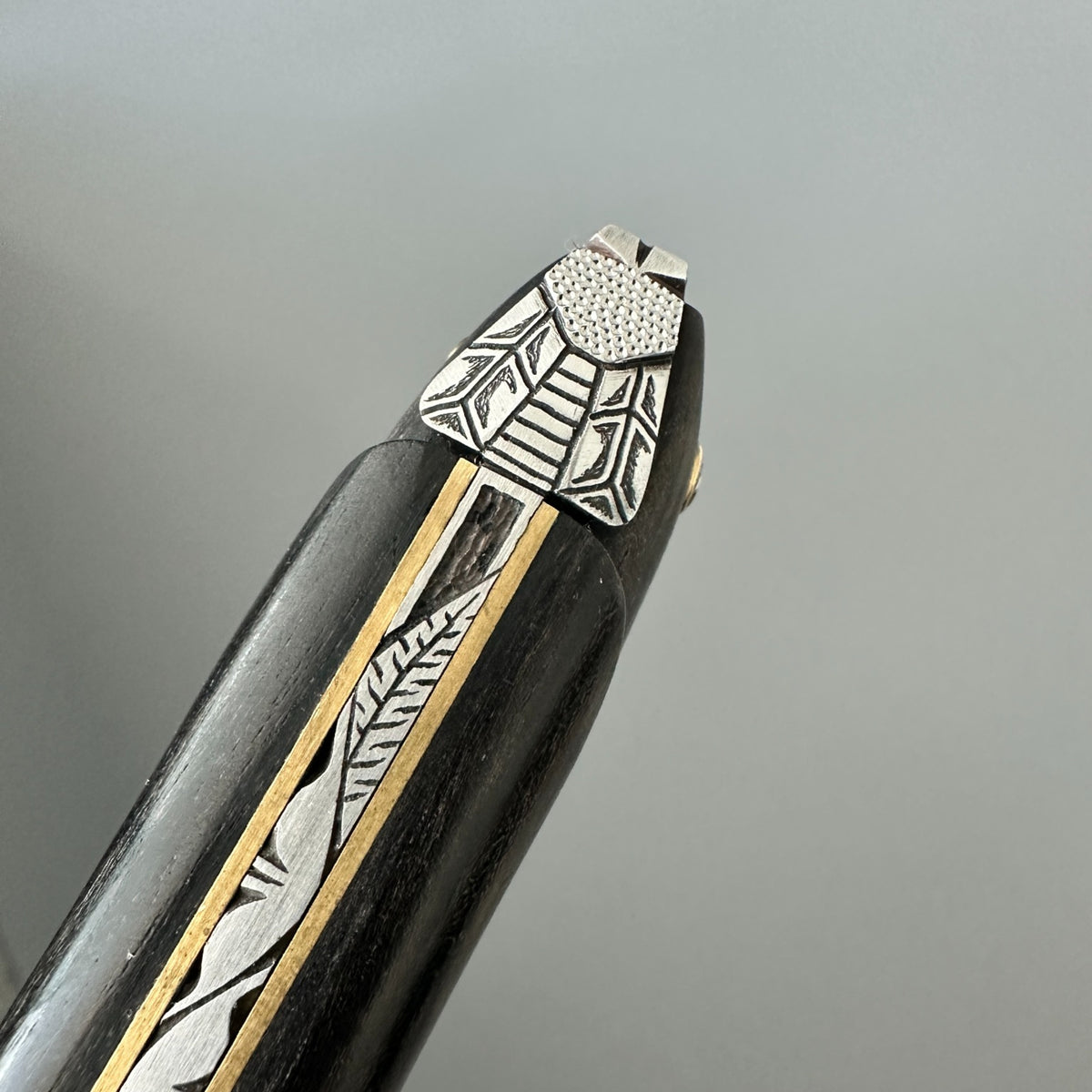 Laguiole en Aubrac Ebony & Brass Another Bee – Bee Detail