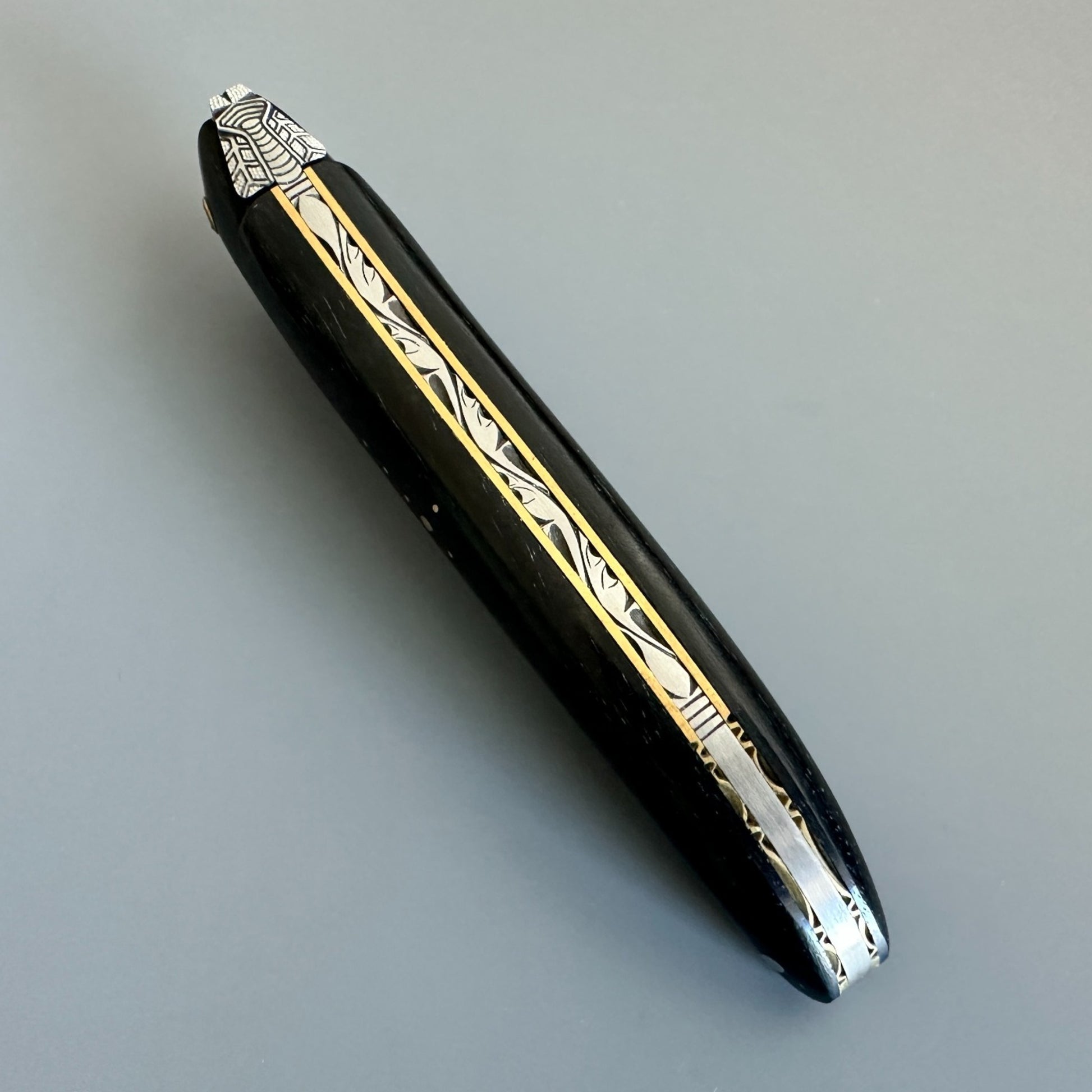 Laguiole en Aubrac Ebony & Brass Folding Knife – Closed Spine View