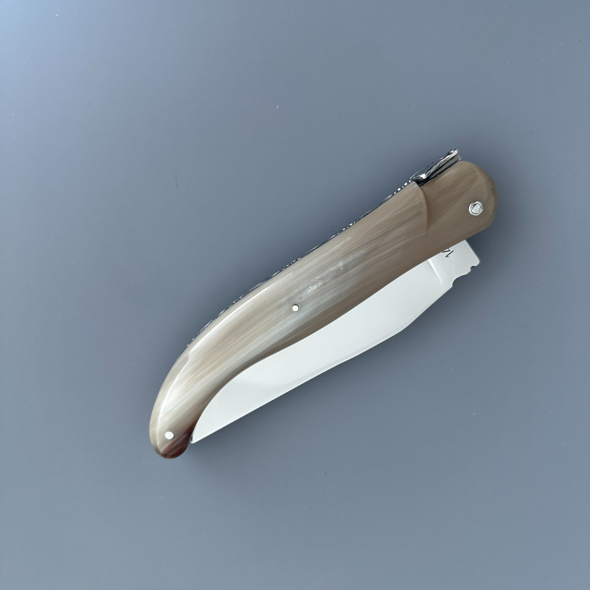 Reverse side of Laguiole en Aubrac Hunting Knife with Blonde Solid Horn in closed position